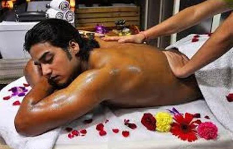 Justin Bieber Gets a Kerala Ayurvedic Massage