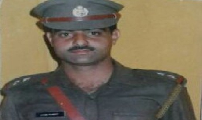 Police officer lynched by mob outside Srinagar's Jamia mosque